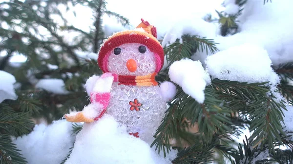 Inverno, Natale, rami di abete rosso sotto la neve, forme natalizie sui rami di abete rosso HD — Foto Stock