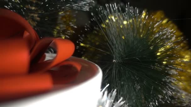 Το νέο έτος. Χριστουγεννιάτικη σύνθεση με κλαδιά από έλατο και δώρο - κλείστε Hd — Αρχείο Βίντεο
