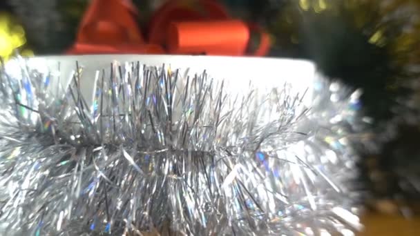 Новый год. Рождественская композиция с ветвями ели и подарками - close HD — стоковое видео