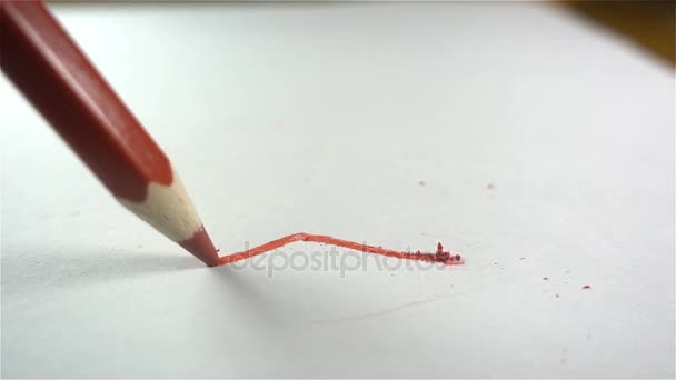 Färgade röda pennor på vit bakgrund, närbild, Hd — Stockvideo