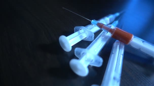 Uma seringa com sangue em câmara lenta, medicamentos, medicamentos, doação de sangue HD — Vídeo de Stock