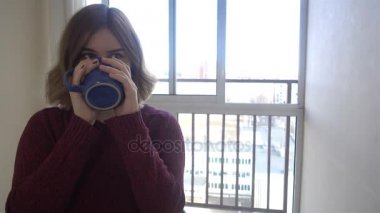Güzel kız içme çay veya kahve evde. Güzellik modeli kadının sıcak içecek Kupası