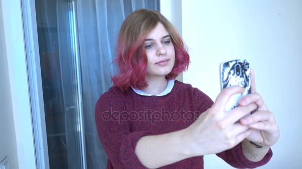 Bella ragazza gode di telefono 4k — Video Stock