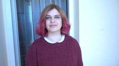 Genç kadın kameraya 4 k arıyor