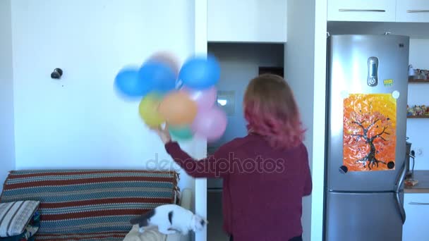 Красивая женщина с воздушными шарами 4k — стоковое видео