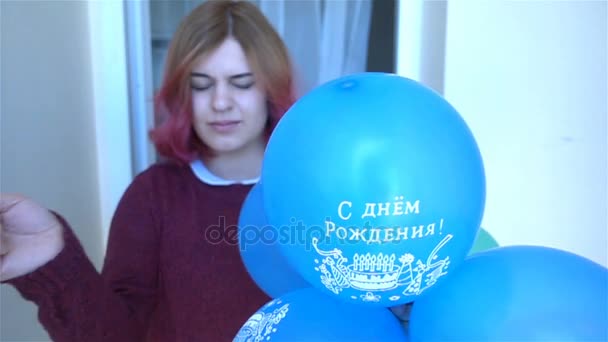 Krásná žena s balónky 4k — Stock video