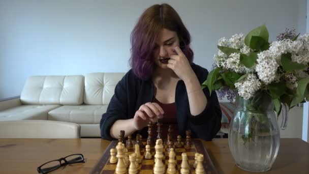 Bella ragazza giocare a scacchi a casa 4k — Video Stock