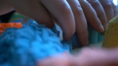 Çocuk evde yapışkan bir kumla Hd çalış.