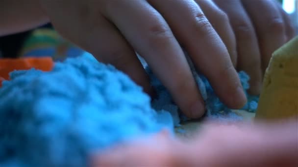 A criança brinca com uma areia pegajosa em casa HD — Vídeo de Stock