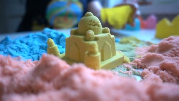Dziecko bawi się lepką piasek w domu Hd — Wideo stockowe