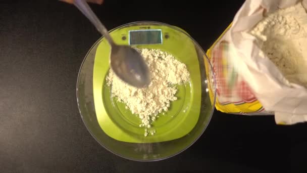 Mãos impor farinha na balança hd — Vídeo de Stock