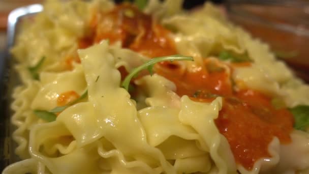 Pasta con salsa es un delicioso hd cerrar — Vídeos de Stock