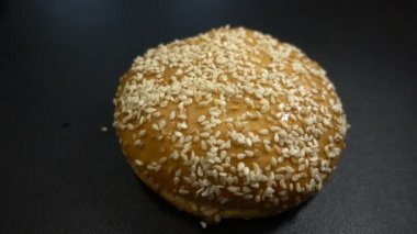 Sağlıklı yemek, susamlı ekmek.