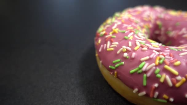 Eetlustende donuts liggen op tafel hd — Stockvideo