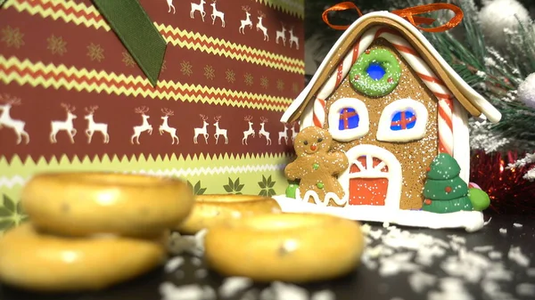 Casa di pan di zenzero sotto l'albero, umore natalizio 4k — Foto Stock