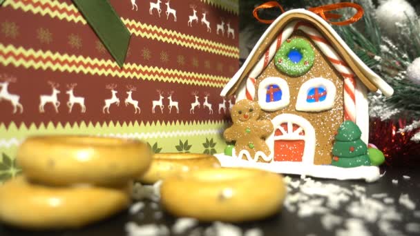 Пряничный домик под елкой, рождественское настроение 4k — стоковое видео