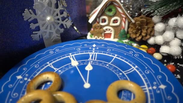 Zeitlupe. Nahaufnahme. Neujahrsuhr zeigt die Zeit an. Weihnachten. Festtagsstimmung — Stockvideo