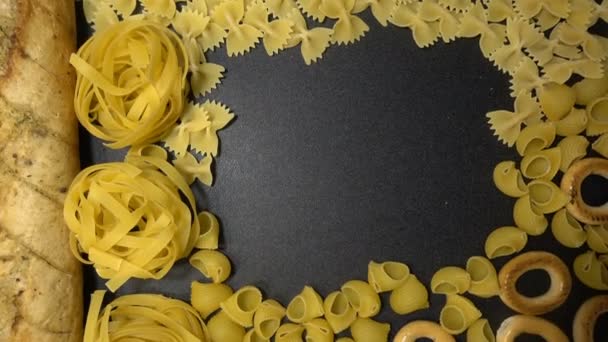 Achtergrond of textuur van pasta close-up. Verschillende soorten pasta op de tafel schot sluiten 4k. Meel producten — Stockvideo