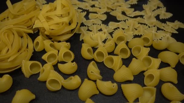 Contexte ou texture des pâtes gros plan. Différents types de pâtes sur la photo de table proche 4k. Produits de farine 