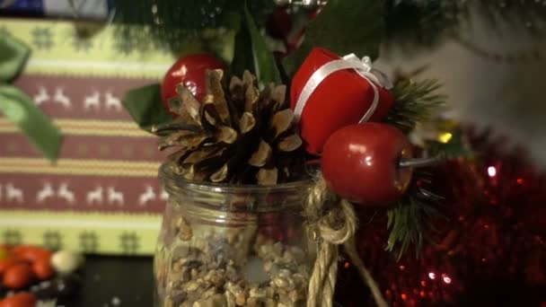 Η Χριστουγεννιάτικη σύνθεση είναι κάτω από το δέντρο. Εορταστική διάθεση — Αρχείο Βίντεο