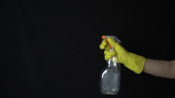 Menyemprot botol tunas air dalam botol pulvelizer menutup, membersihkan konsep — Stok Video
