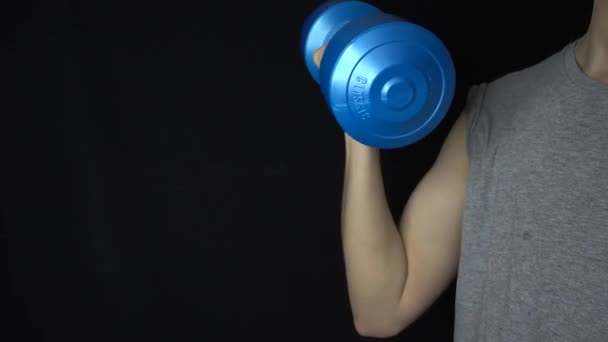 A mans arm does a bicep flexing exercise with dumbbells — Stock Video