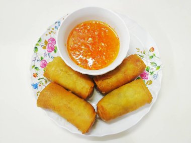 Kızarmış bahar rulo kırmızı baharatlı sos ile