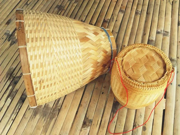 Деревоткання рисової пари та дерев'яна рисова коробка для липкого рису (кратіб) в старовинному режимі — стокове фото
