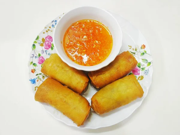 Kızarmış bahar rulo kırmızı baharatlı sos ile