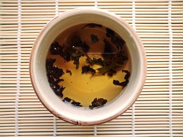 Заваривать чай в стеклянном чайнике на фоне бамбука — стоковое фото