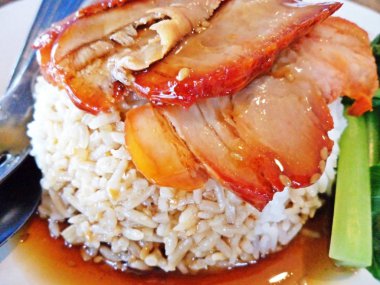 Pilav ile sos içinde mangalda kırmızı domuz eti yakın