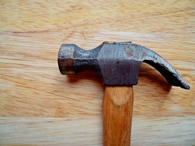 Ahşap bir arka plan üzerinde çekiç 