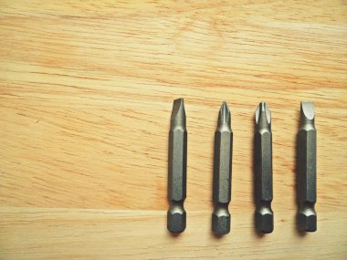 Ahşap arka planda tornavida biti seti