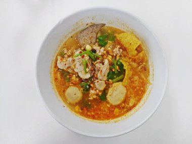Limonata ile baharatlı Tom Yam domuz noodle çorbası, soğuk yapıştırılmış ve kireç suyu (Tayland Gıda)
