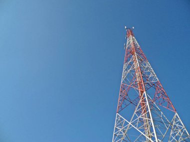 Telekomünikasyon kule mavi gökyüzü bulutlar arka plan üzerinde