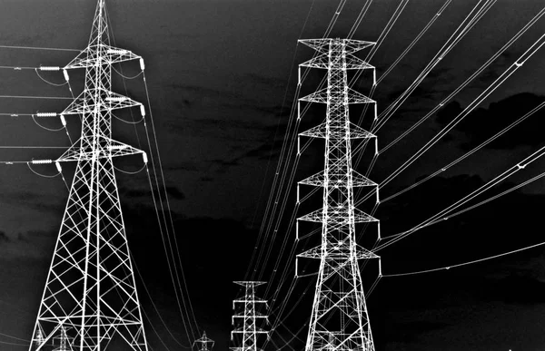 Ηλεκτρικά σύρματα υψηλής τάσης σε μαύρο και λευκό χρώμα — Φωτογραφία Αρχείου