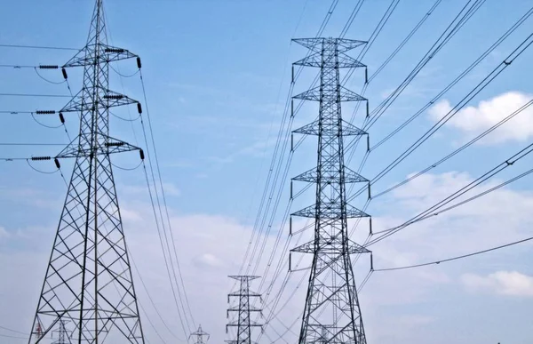 Nagyfeszültségű elektromos vezetékek az ég hátterén — Stock Fotó