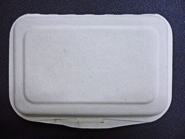Lunchpaket aus Papier auf schwarzem Hintergrund — Stockfoto