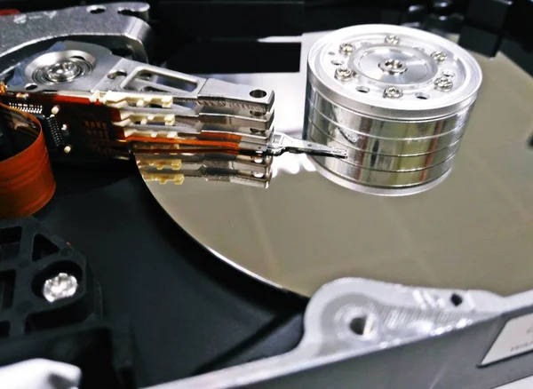 Harddisk'ın iç mekanizması donanım kapat