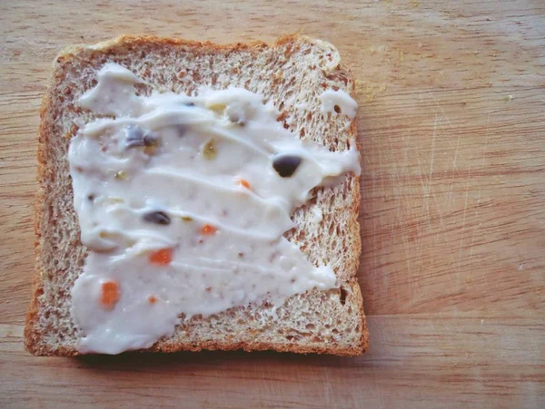 Ahşap arka planda sağlıklı kahvaltı için Yam ile ekmek dilimi 