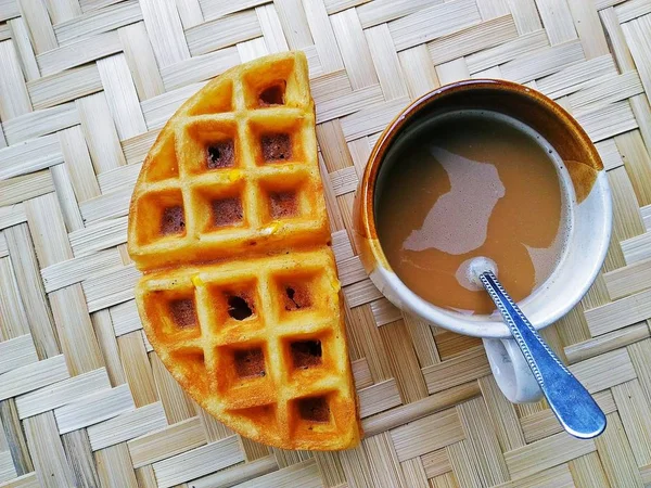 Filiżanka do kawy i cukierki Honeycomb na tkanej strukturze bambusa — Zdjęcie stockowe