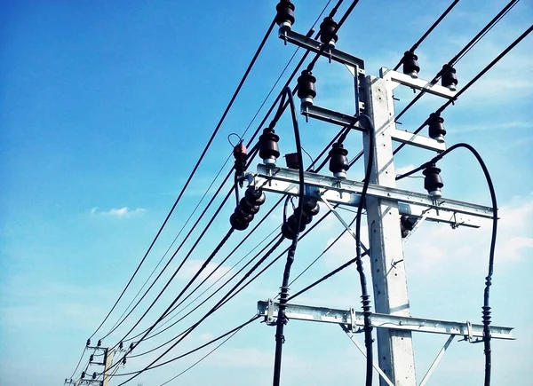 Elektromos pole csatlakozni a magas feszültségű elektromos vezetékek, a kék ég háttér — Stock Fotó