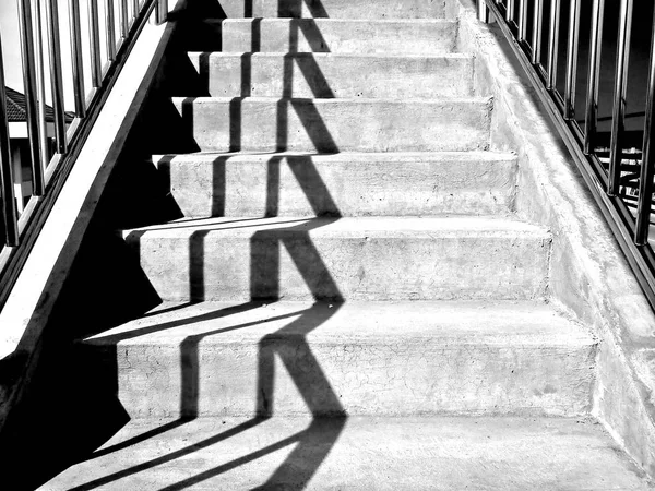 Siyah ve beyaz renk modunda güneş ışığı ile Çimento beton merdiven