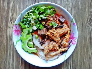  Ahşap arka planda baharatlı domuz sosu (Thai kanom Jeen Nam Ngeaw) ile Pirinç Noodle