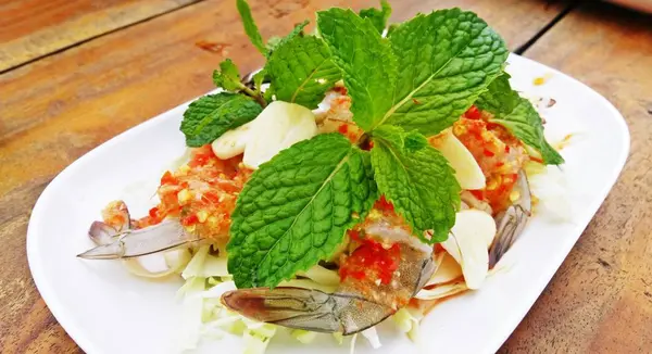 Pikantní salát krevety v rybí omáčka na dřevěné pozadí, Thajská mořské plody — Stock fotografie
