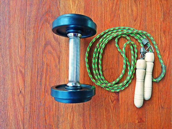 Dumbbell ve atlama halat veya spor salonunda halat atlama