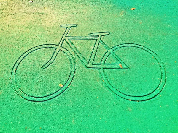 Trasa rowerowa na znaki na zielonym tle w parku publicznym — Zdjęcie stockowe