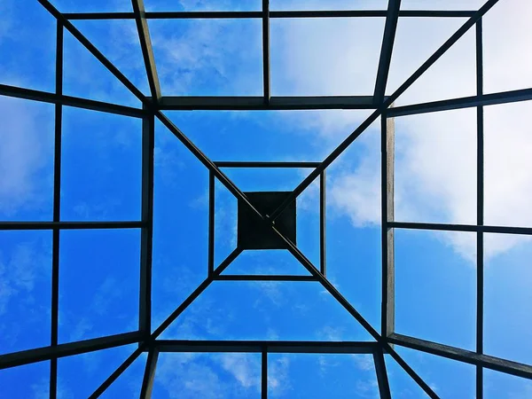 Mavi gökyüzü ve bulutlar arka plan ile inşaat bina için ahşap çatı çerçeve yapısı