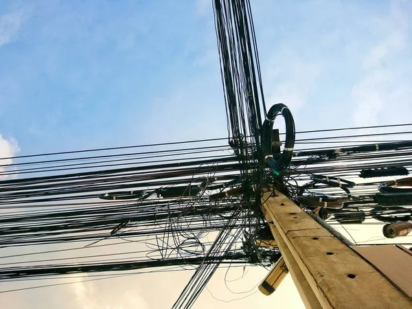 Stílus elektromos vezetékek és távközlési vezetékek a belvárosi rendetlenséget teremt — Stock Fotó