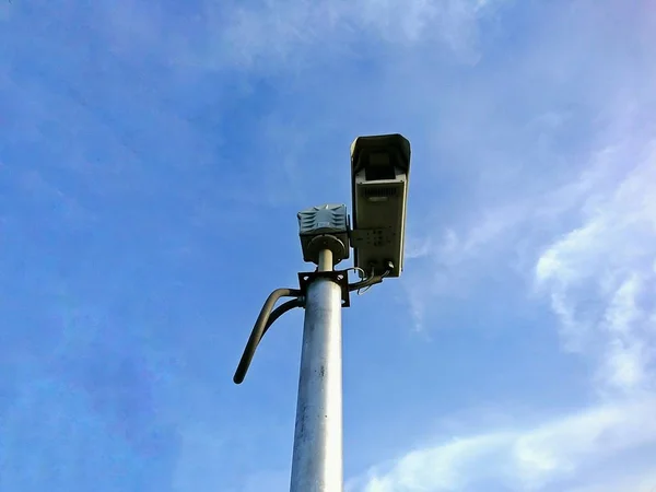Mavi gökyüzü arka plan ile CCTV kamera güvenlik teknoloji kavramı için.
